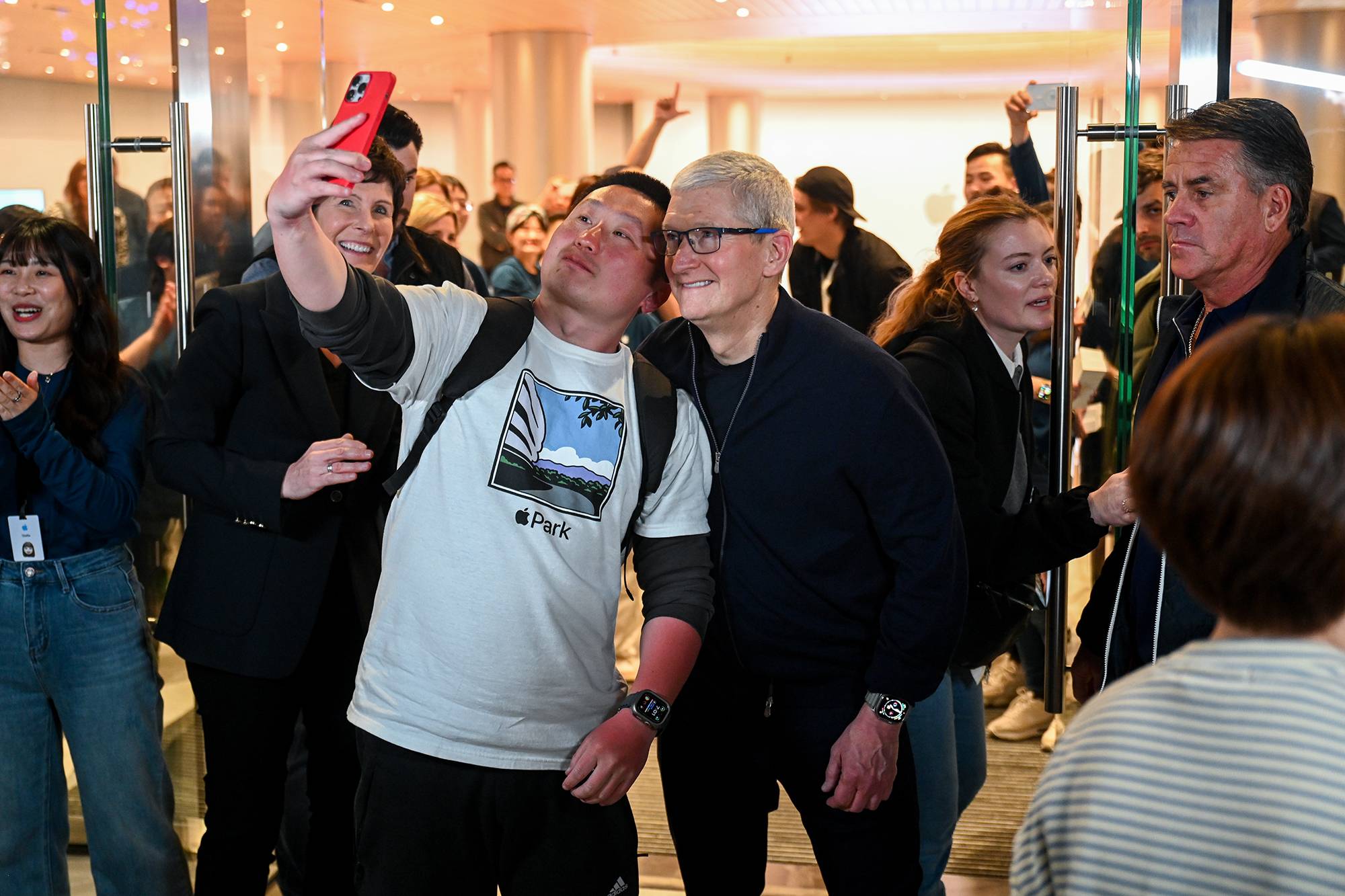 苹果公司首席执行官蒂姆·库克亲手推开新店大门迎接中国消费者