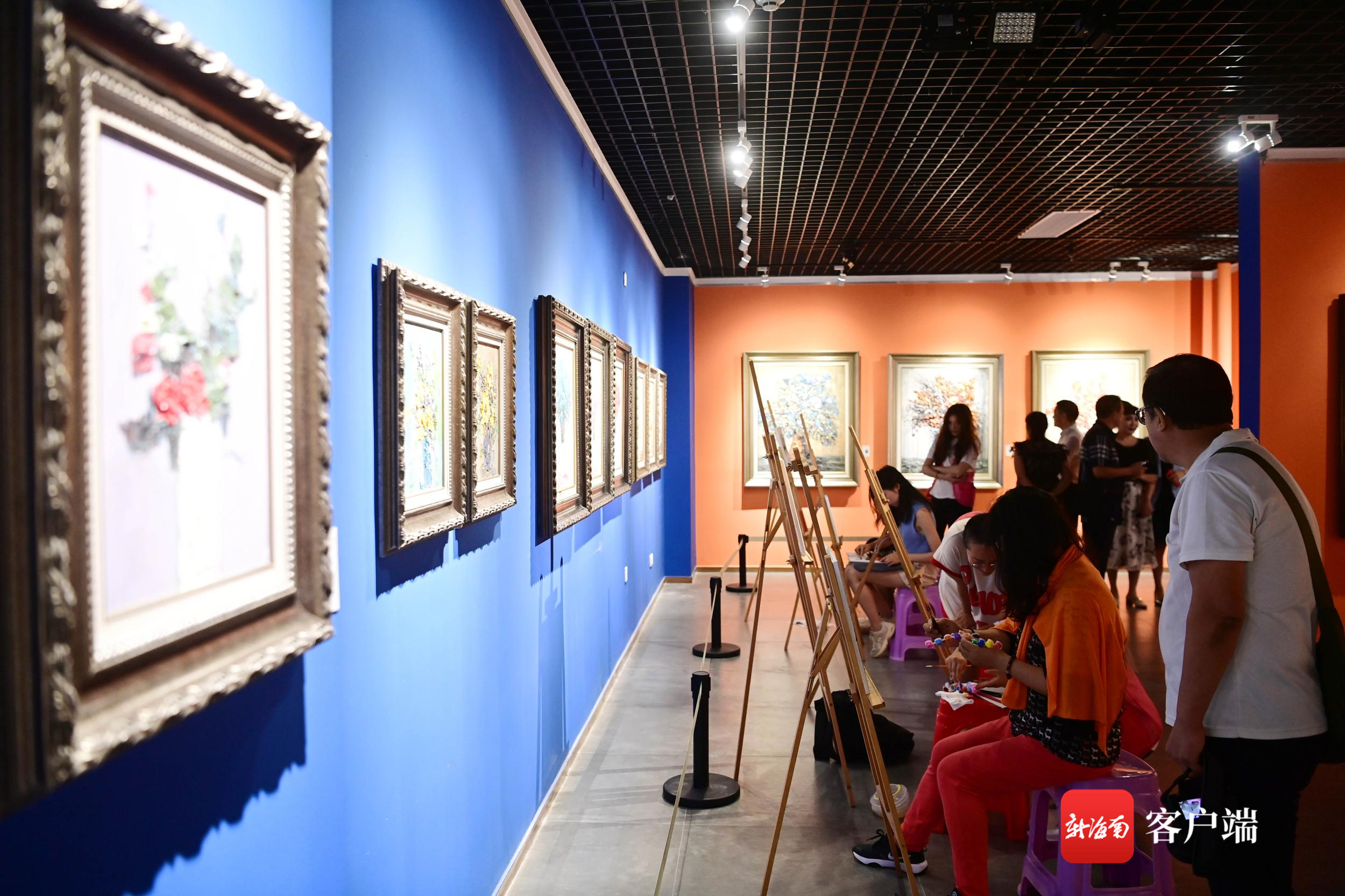 3月24日,"春风十里·熠熠芳华——中外艺术碰撞交流展"在三亚市群艺馆