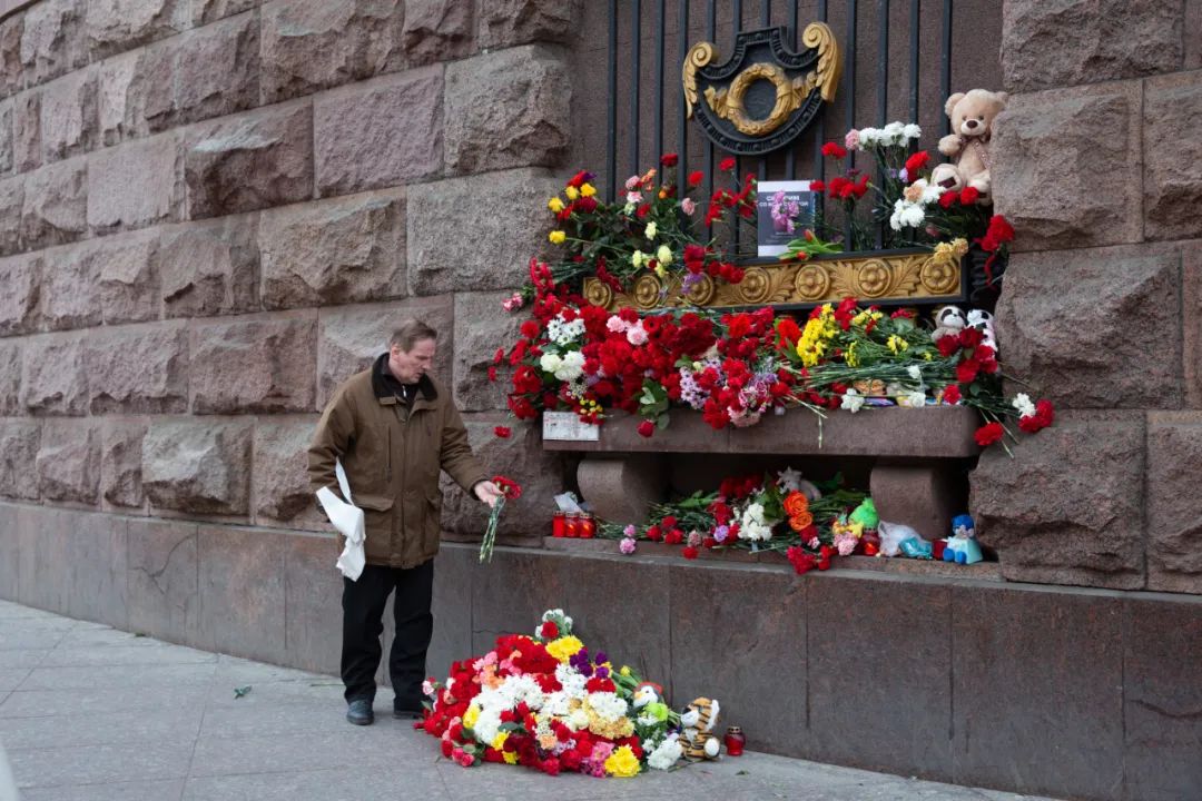 3月23日，在俄罗斯圣彼得堡，市民献花悼念莫斯科近郊恐袭事件遇难者。新华社发（莫京娜摄）