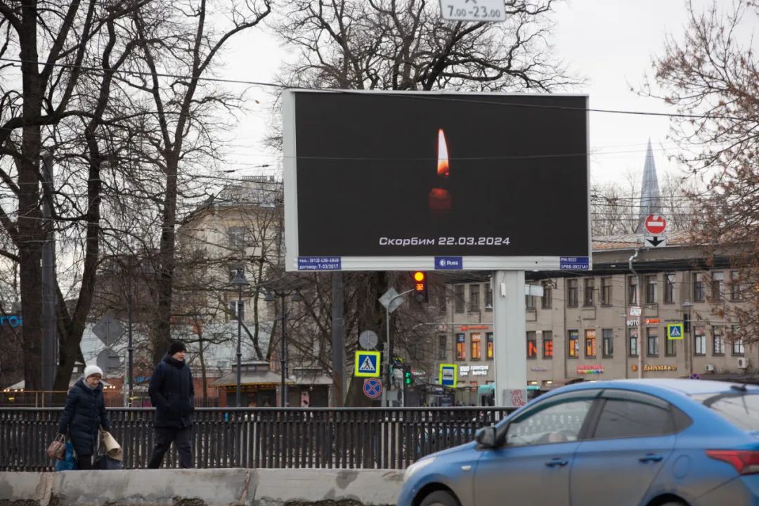 3月23日，俄罗斯圣彼得堡街头的一面电子屏播出蜡烛图案，悼
