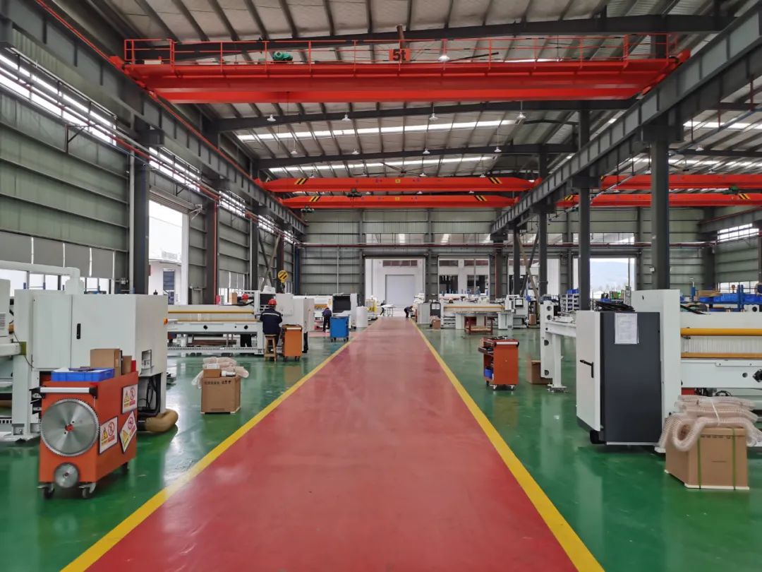 南兴装备(韶关)有限公司生产车间内,工人在忙碌着.侯海霞 摄