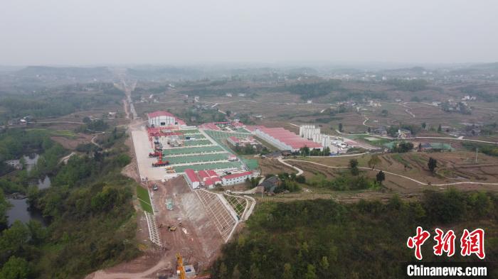 图为航拍渝万高铁斑竹村制梁场.张旭 摄&nbsp