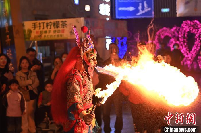 　　图为工作人员进行杂耍表演。李亚龙 摄