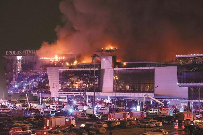 3月22日,应急车辆停在俄罗斯莫斯科近郊克拉斯诺戈尔斯克市的"克罗