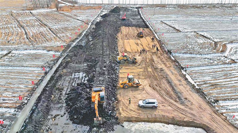 筑路工人正在进行路基施工.中国铁建大桥局提供