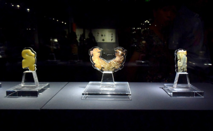 在山东博物馆展出的殷墟妇好墓出土玉器（2016年7月21日）。新华社记者 徐速绘 摄