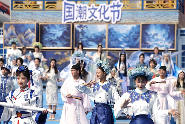 焕活国风之美,欢乐谷"青花瓷"主题国潮文化节开幕|欢乐谷_新浪财经