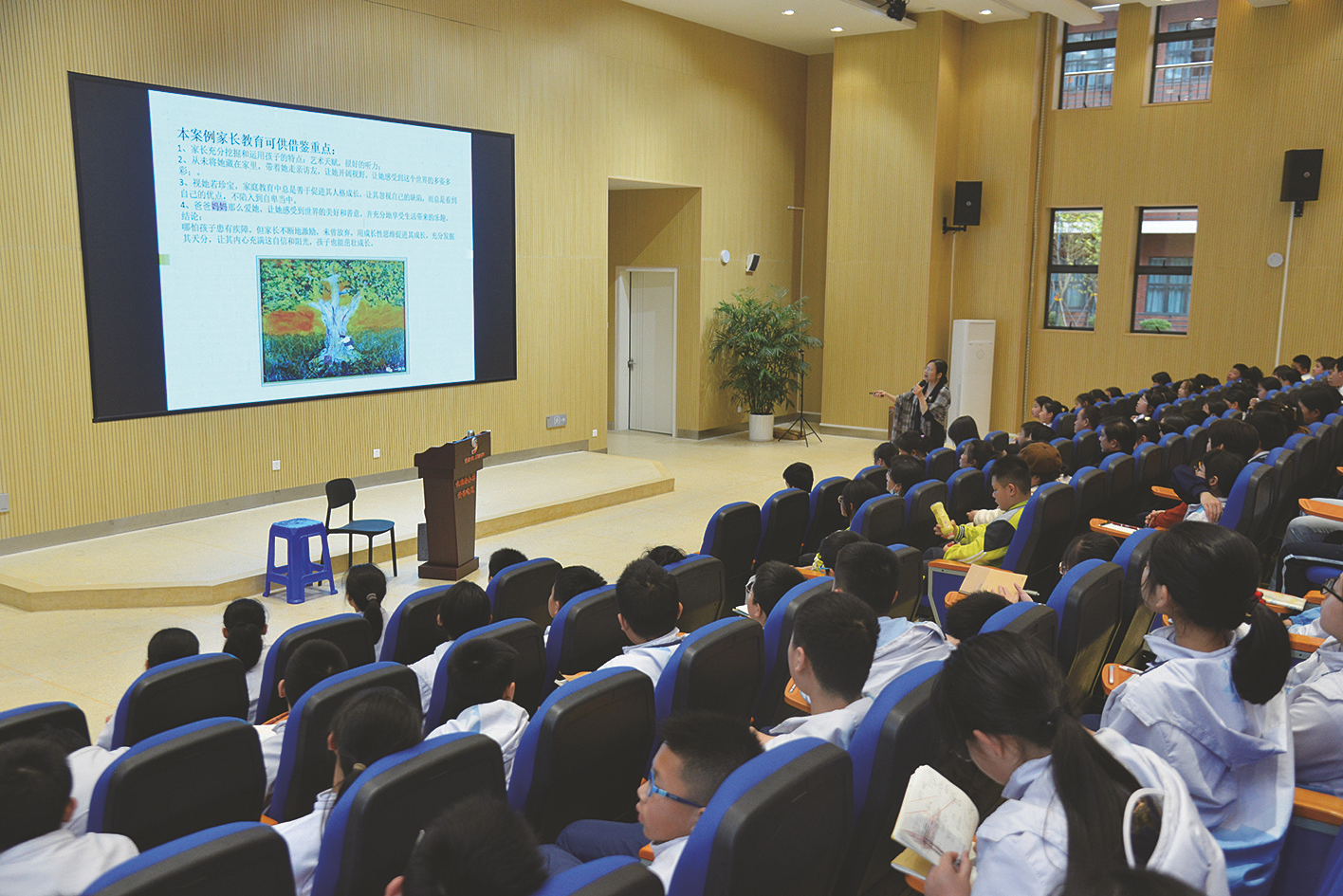 &nbsp;&nbsp;&nbsp;&nbsp;公益学堂活动现场的孩子们在认真听讲