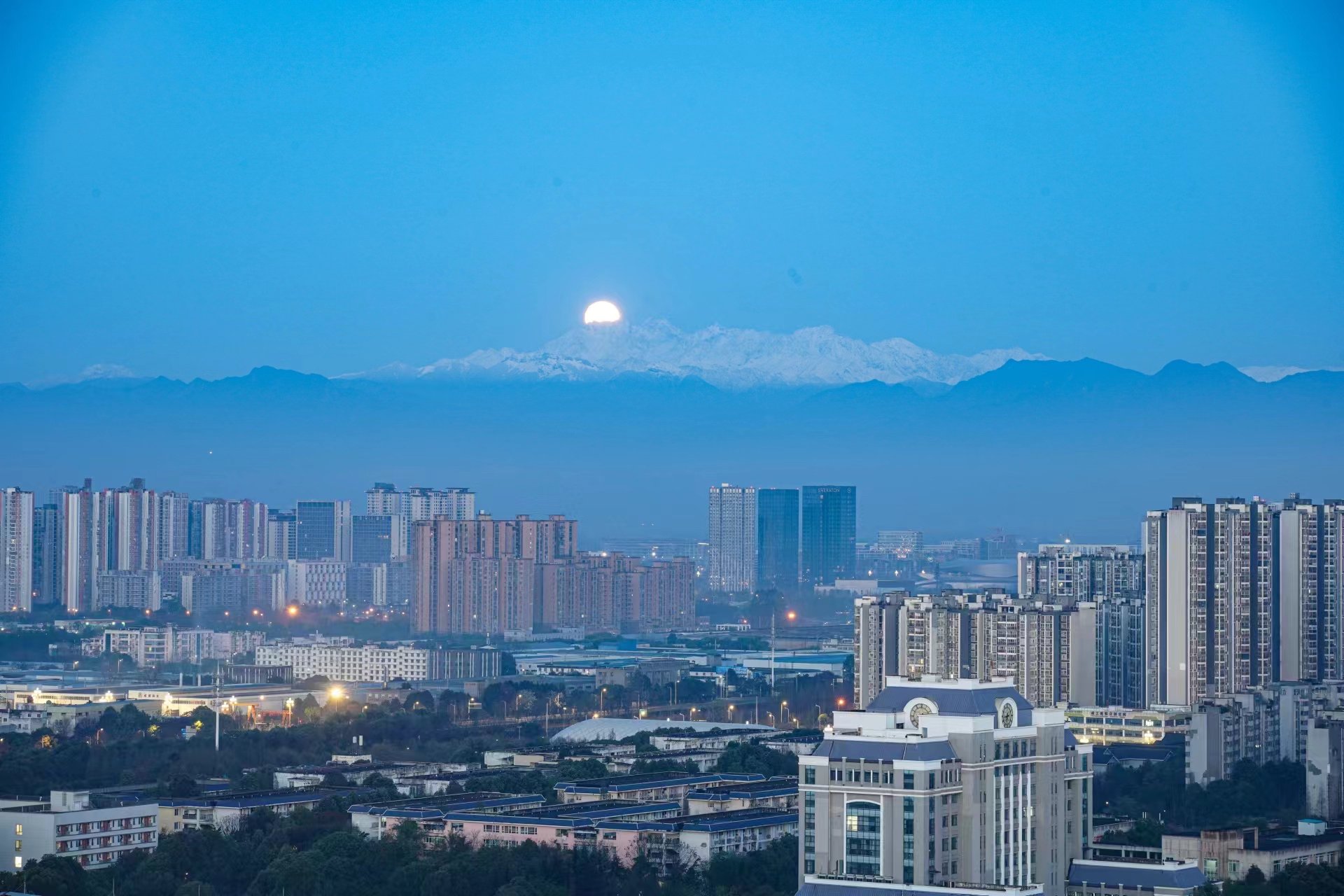 又见雪山!今早成都人的朋友圈太浪漫