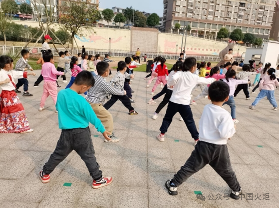 3月18日,岑溪市博雅幼儿园关工委在市江滨健身公园开展户外武术课.
