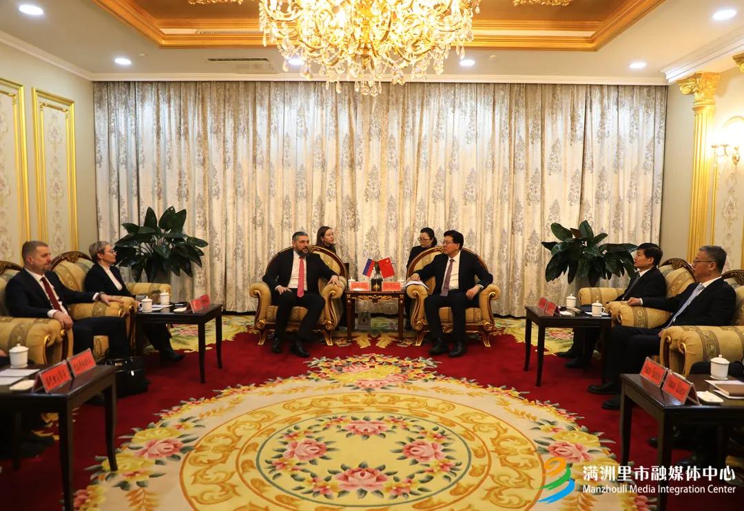 他说,多年来,满洲里市与后贝加尔边疆区有着持续发展友好合作关系的