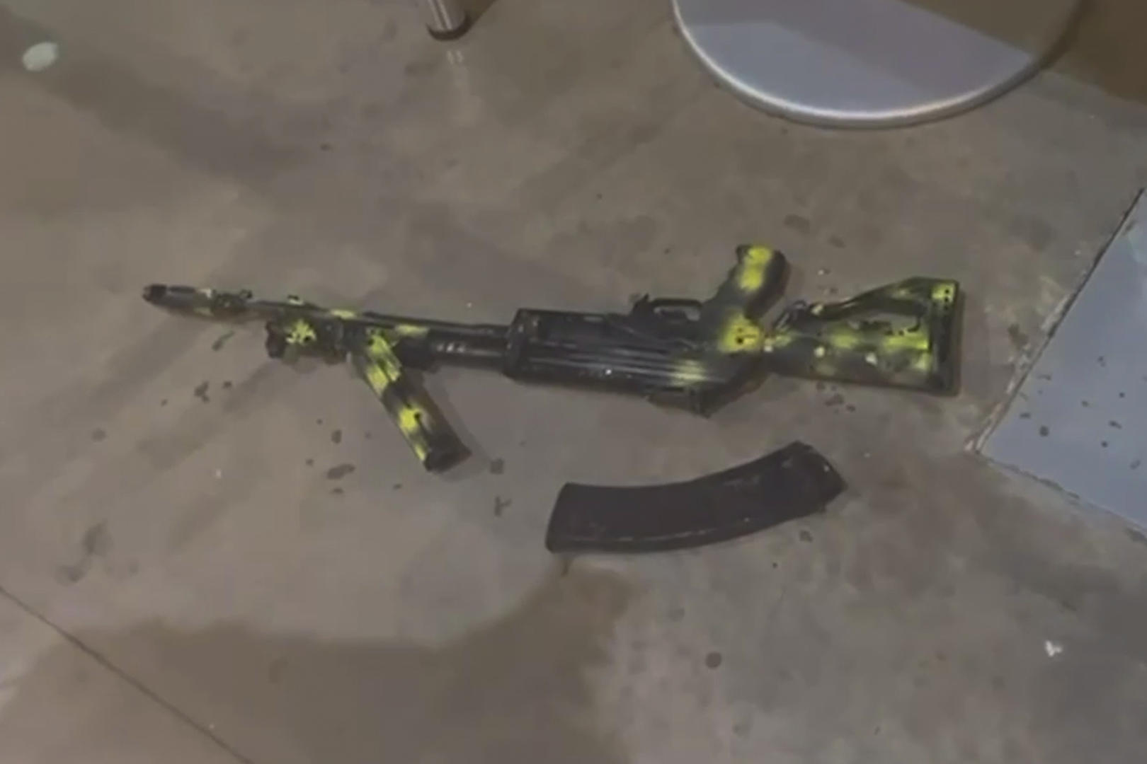 他们使用了具有迷彩涂装的ak12步枪,这种武器在特别军事行动区域中