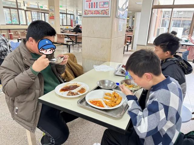 除了被校园环境吸引外,小朋友们更是对大学食堂赞叹不已,瞧他们吃得多