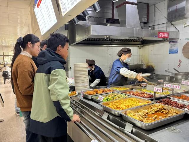 除了被校园环境吸引外,小朋友们更是对大学食堂赞叹不已,瞧他们吃得多