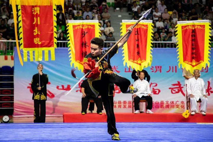 甘肃省天水市武山县举行的"武林大会"上,选手在进行传统武术器械表演
