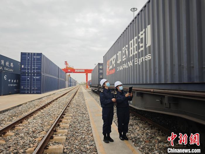 广州海关所属广州车站海关关员对中欧班列集装箱进行监管。广州海关 供图