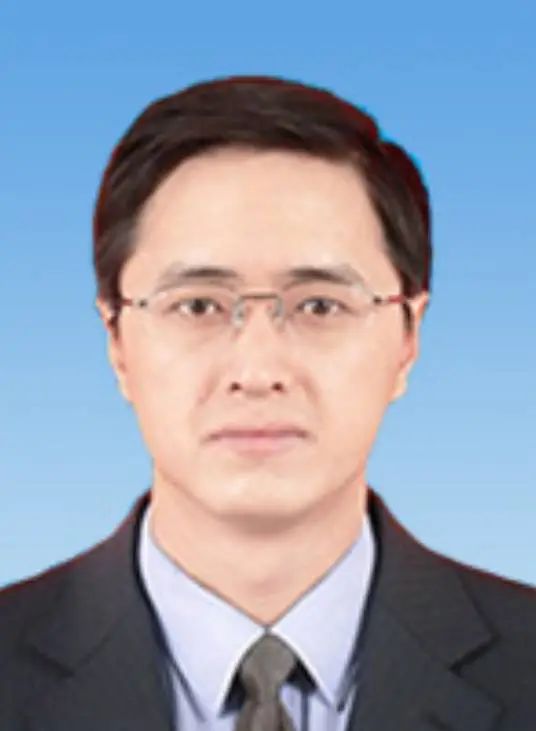 他长期在青海省工作,曾任西宁市政府副秘书长(正县级),一级调研员等职