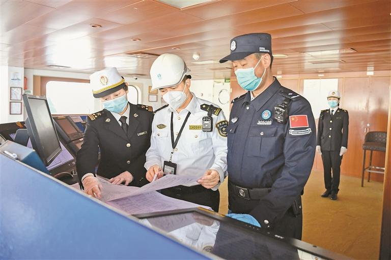 搭载近1500名国际游客顺利抵达深圳蛇口邮轮母港