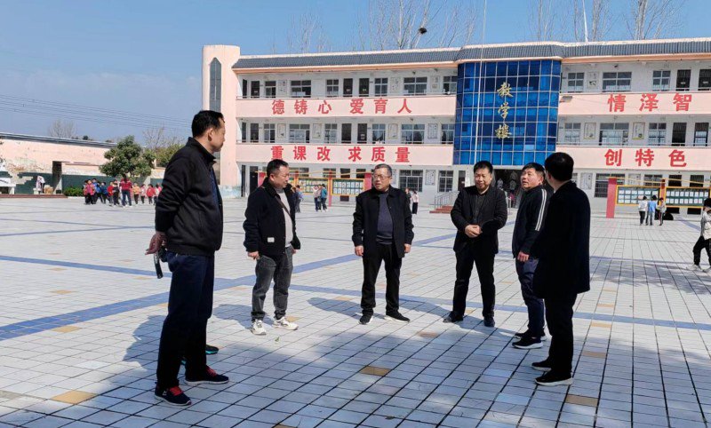 新野县教体局深入施庵镇检查指导双减及学生社团工作