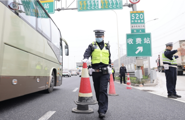 直击外环隧道封闭后首个早高峰:分流道口车流量增幅