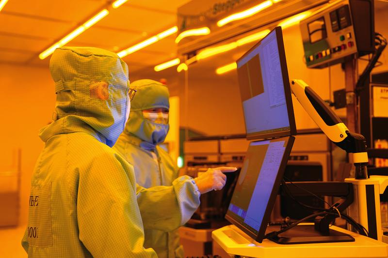 &nbsp;&nbsp;&nbsp;&nbsp;在广西华芯振邦半导体有限公司车间内,工作