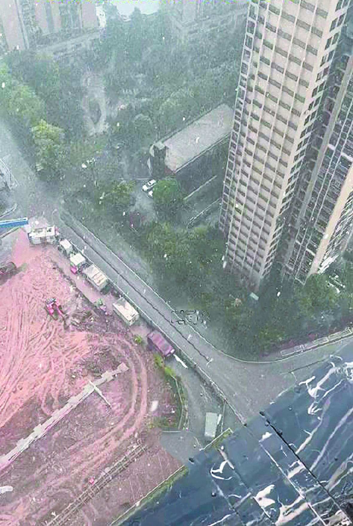 截至15时,大部地区最高气温超过了28℃,其中彭水,武隆等14个区县站上