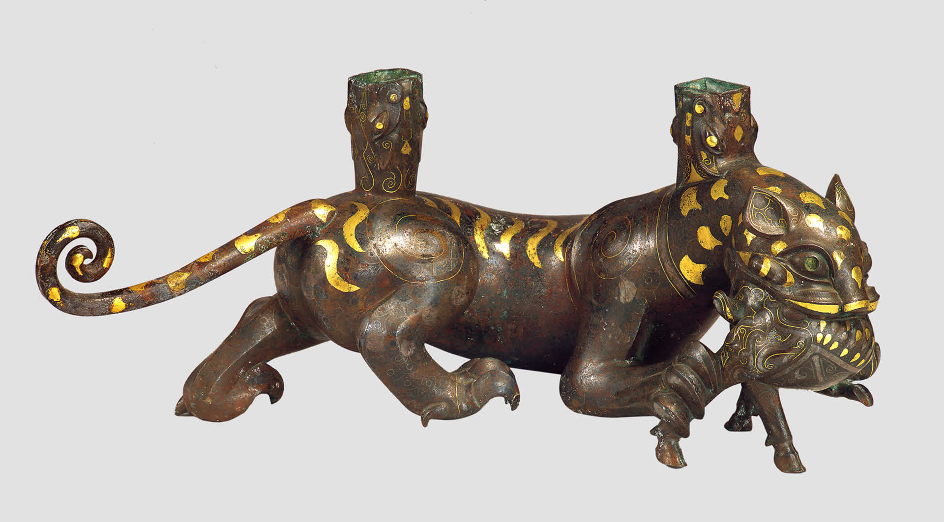 底座:错金银虎噬鹿铜屏风座,错金银铜犀牛屏风座,错金银铜牛屏风座,都