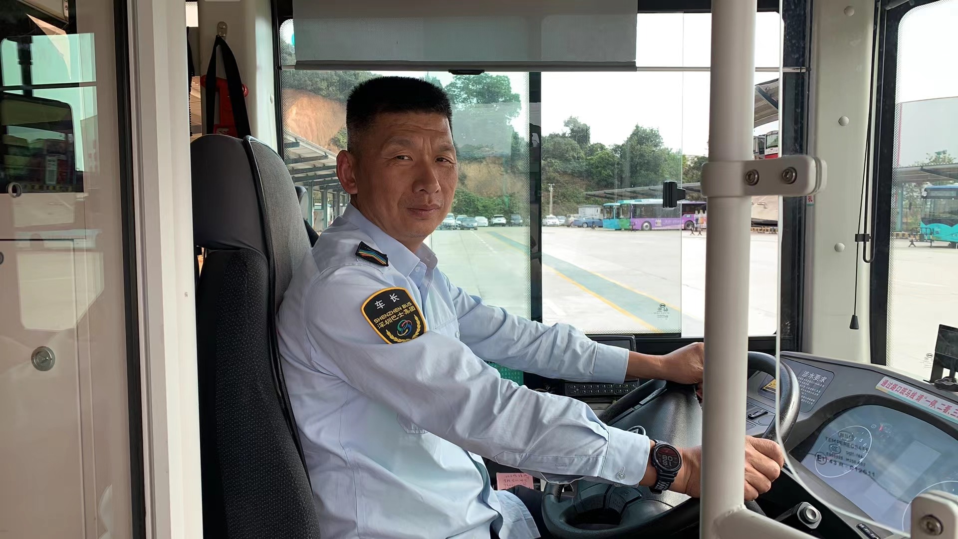 45度礼让救护车,深圳公交司机为生命让行