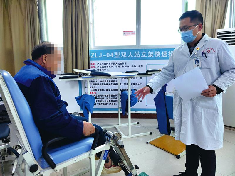 &nbsp;&nbsp;&nbsp;&nbsp;患者在陆福斌的指导下做康复训练&nbsp;&