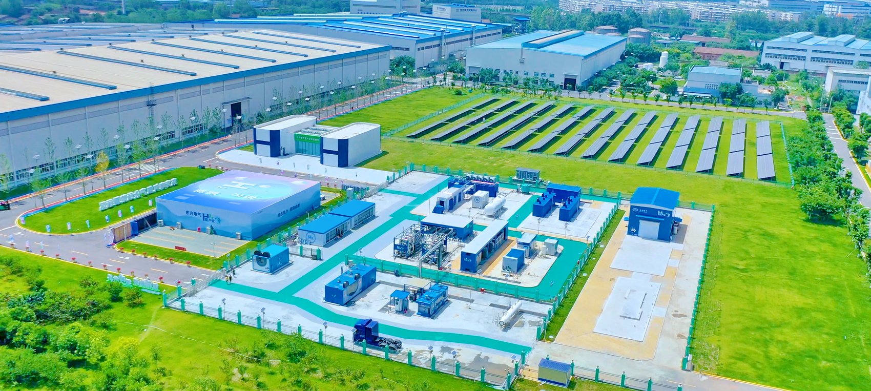 东方电气集团东方锅炉股份有限公司建成全球首个集光电转换、绿电制氢、制储加用为一体的氢能科技示范园。（受访者供图）