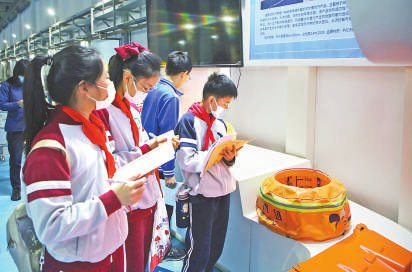 来自北京市第十八中学实验学校的师生走进北京排水集团槐房再生水厂