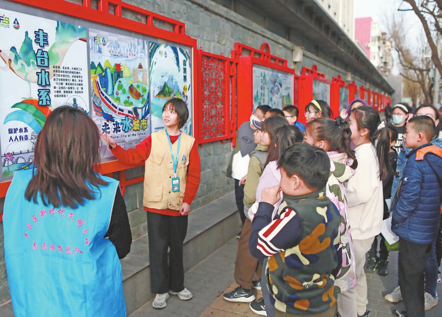 来自北京市第十八中学实验学校的师生走进北京排水集团槐房再生水厂
