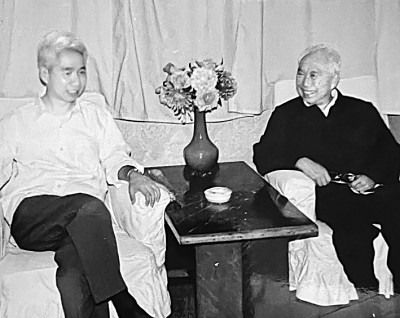 卞孝萱(左)与南京大学教授程千帆在一起 作者供图