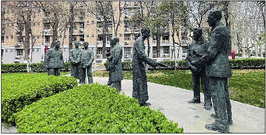 开放一周,"八马同槽"雕塑中老教授的拐杖碎了|山东