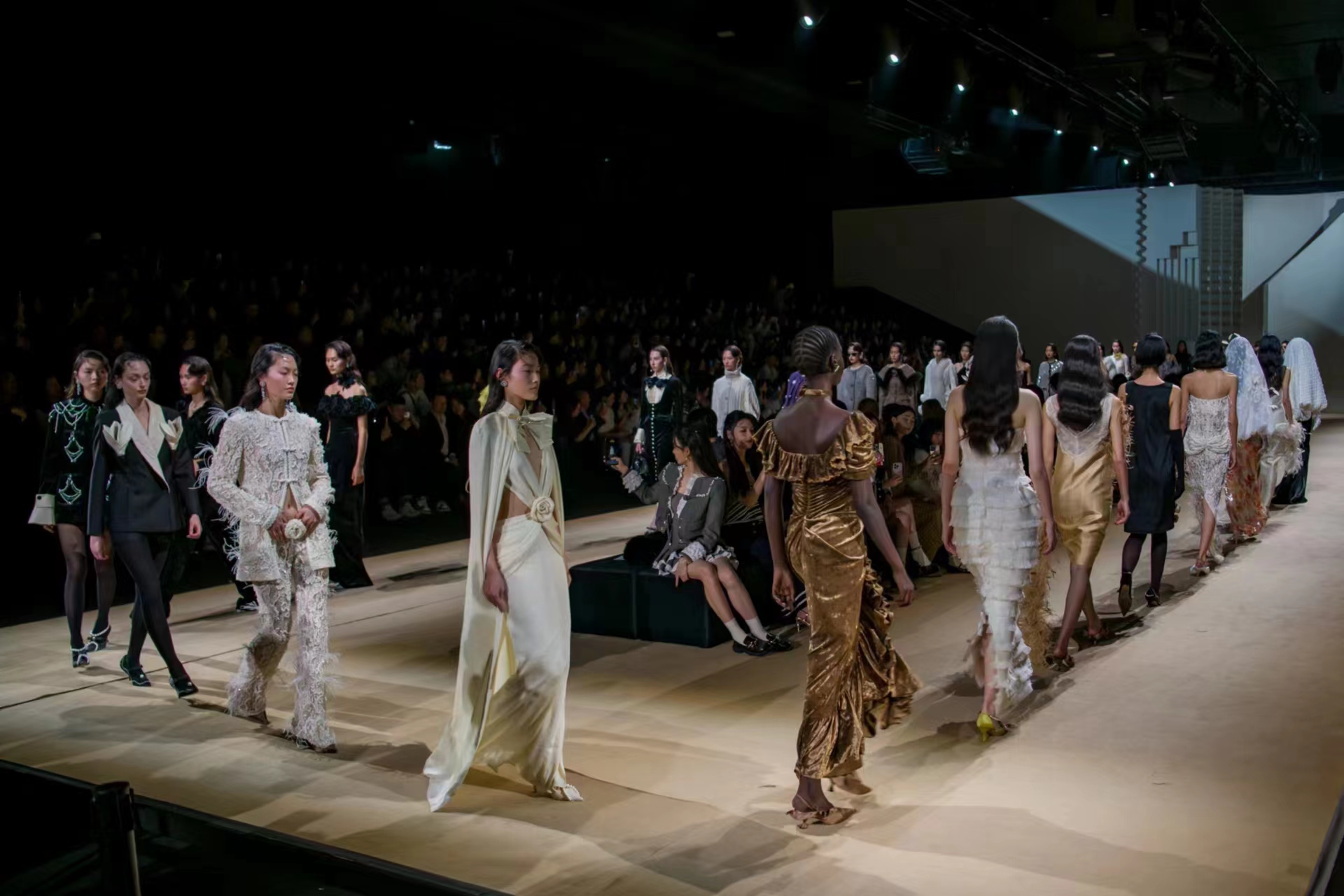 2024秋冬上海时装周正式启幕(视频)|上海市_新浪财经_新浪网