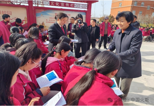 鄂州市近日,华容区关工委联合武汉生物工程学校和附属小学,开展了"
