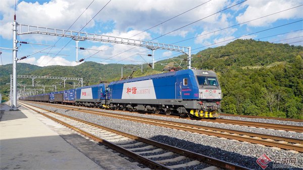 中老铁路"澜湄快线"货物列车.吴猛 杨永全 王潘博 摄