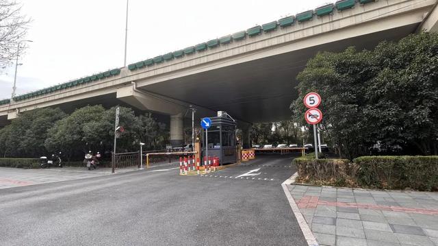 图4:新虹桥中心花园将桥下停车场车行出入口东移150米,单独设置,原