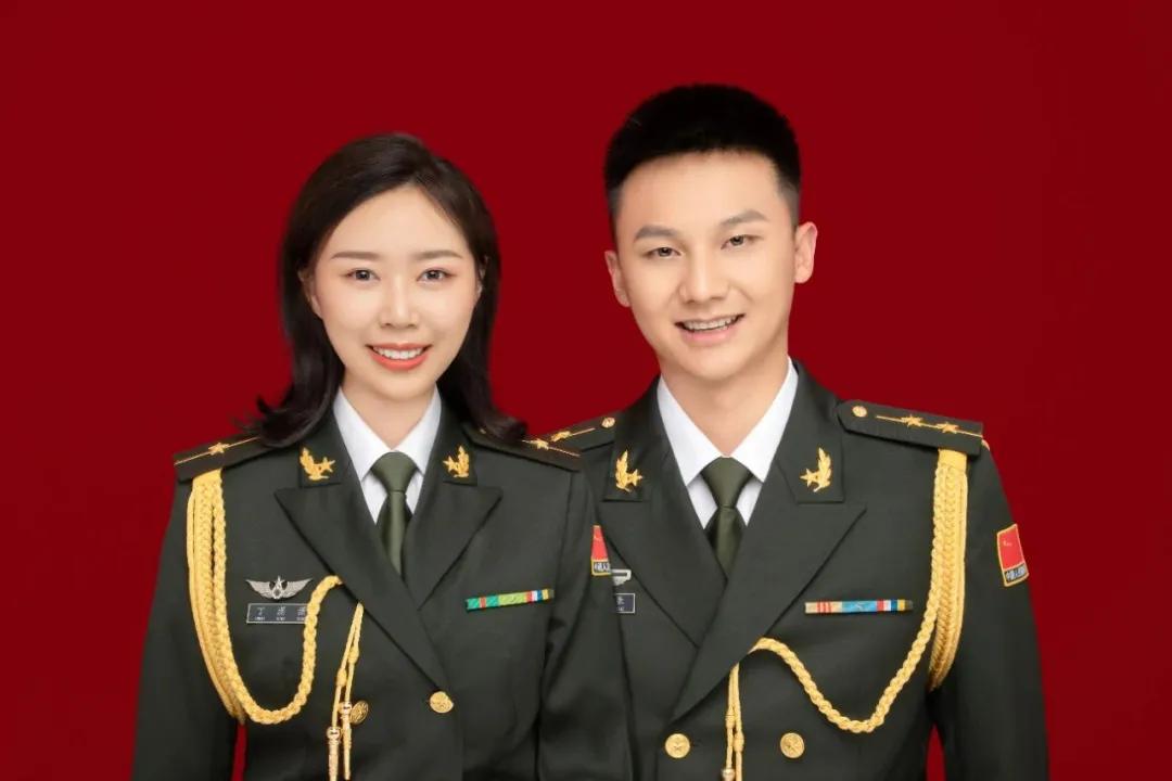 后来丁潇潇知道郭镇豪与自己一样来自军人家庭郭镇豪的外公曾参加大小