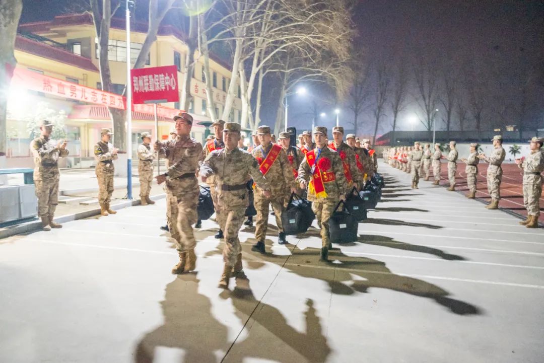 有序进入军营▲领取个人生活物资据悉,新兵入营后将迅速投入新训