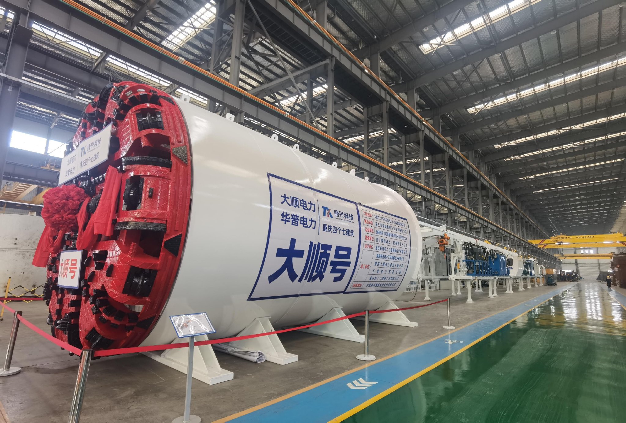 日前,在凤台县中环低碳(安徽)新能源光伏科技有限公司内,员工正在检查