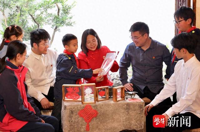 古运河畔剪影桥旁,上了堂"邮票上的扬州剪纸"特色党课_新浪财经_新浪