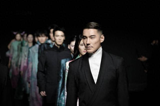 时隔十年重返中国国际时装周,胡兵:我希望可以60岁退休|胡兵_新浪财经