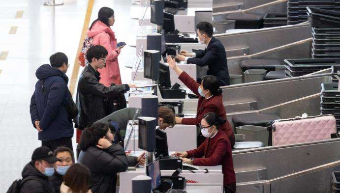▲资料图：某地一机场内，乘客正在办理行李托运。新京报资料图