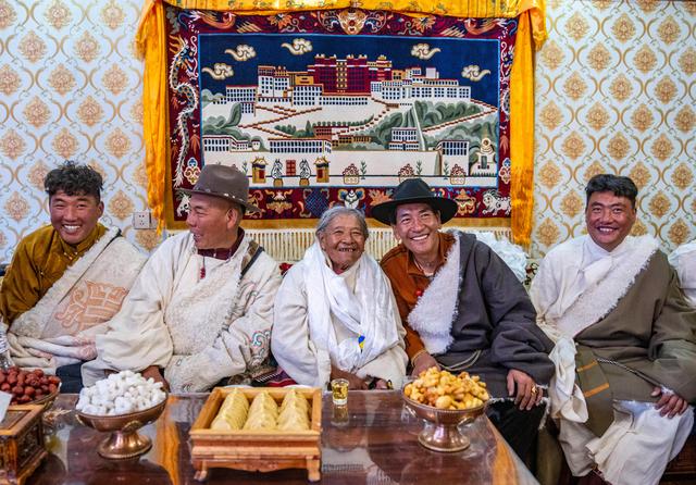 斯曲旺姆(中)和家人们欢度藏历新年(2月10日摄).新华社记者 孙非 摄