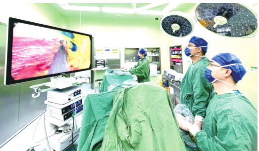 王宇坤(右一)为患者做手术(医院供图)