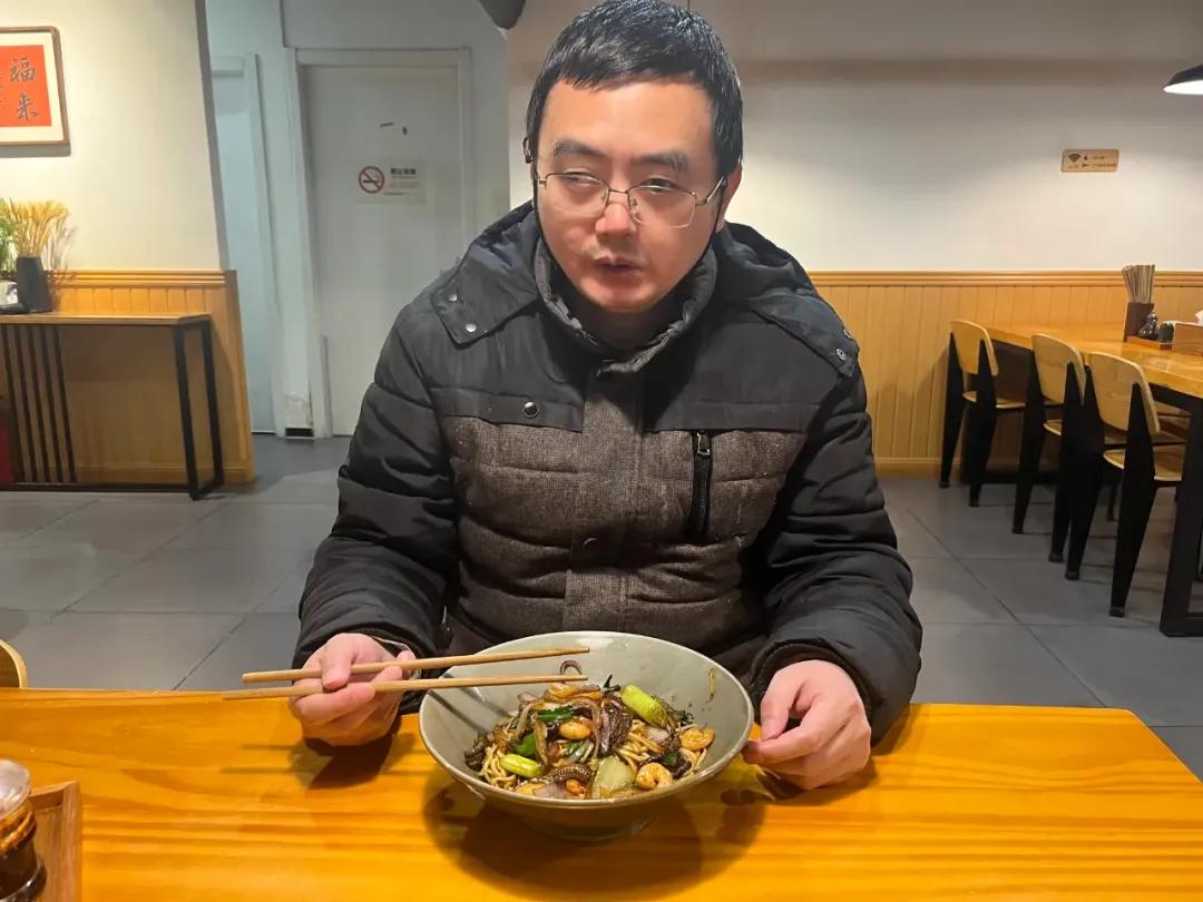 之前每次父亲过生日时,他都要和父亲一起吃面