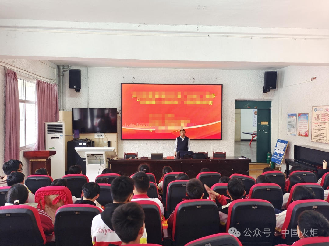 关工委"五老"宣讲"话健康·促成长"进校园活动,在白云区第八中学举行