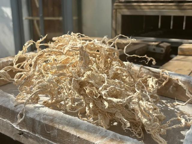 再置入水中加入适量分离剂搅拌,经过上千次搅拌的纸浆已经完全均匀地