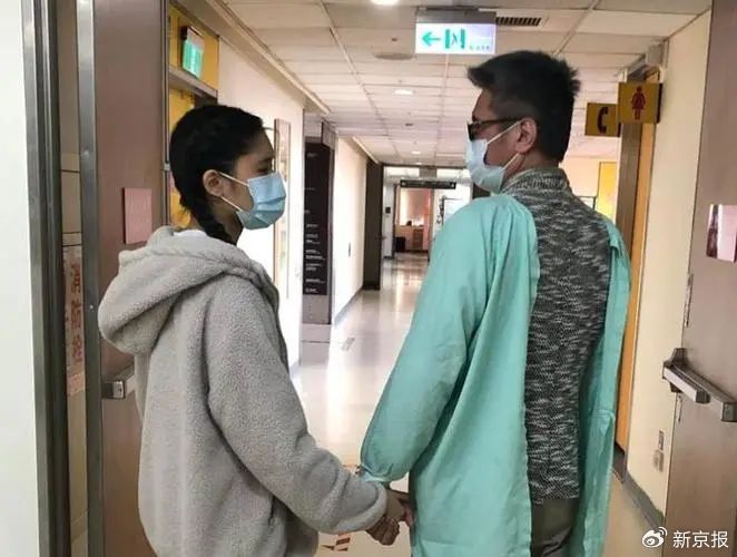 2019年12月16日，骨髓移植手术前，包小柏陪女儿在医院走廊散步。受访者供图